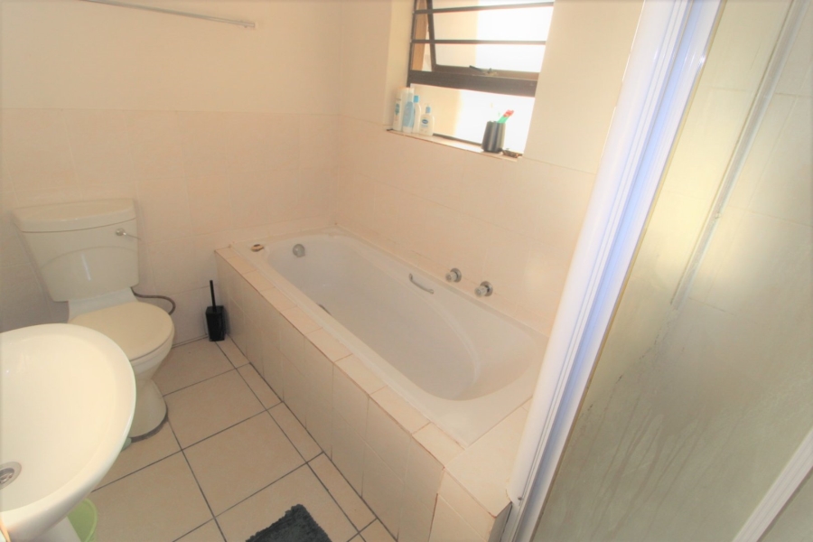 1 Bedroom Property for Sale in Guldenland Western Cape